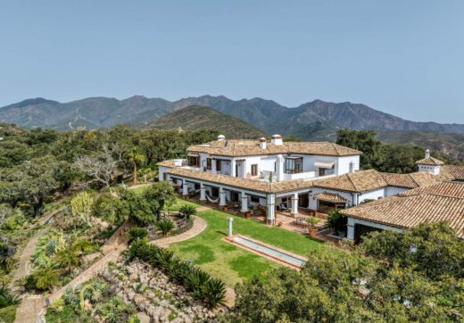 Set upon an elevated 5-hectare land, this property boasts breathtaking panoramic views of the surrounding countryside, coastline and the sea.