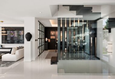 Spectacular villa designed by a well-known award-winning architect located in a privileged setting in the heart of the Golf Valley of Nueva Andalucía, one of the most sought-after residential areas on the Costa del Sol.