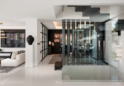 Spectacular villa designed by a well-known award-winning architect located in a privileged setting in the heart of the Golf Valley of Nueva Andalucía, one of the most sought-after residential areas on the Costa del Sol.
