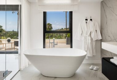 Spectacular villa designed by a well-known award-winning architect located in a privileged setting in the heart of the Golf Valley of Nueva Andalucía, one of the most sought-after residential areas on the Costa del Sol.