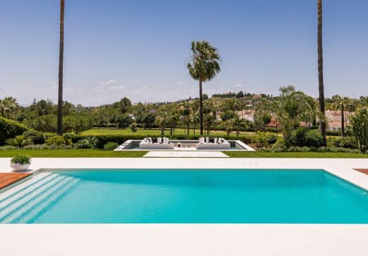 Spectacular villa designed by a well-known award-winning architect located in a privileged setting in the heart of the Golf Valley of Nueva Andalucía, one of the most sought-after residential areas on the Costa del Sol.