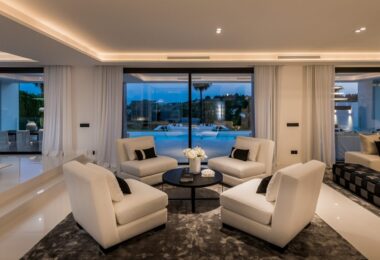 Spectacular villa designed by a well-known award-winning architect located in a privileged setting in the heart of the Golf Valley of Nueva Andalucía, one of the most sought-after residential areas on the Costa del Sol.