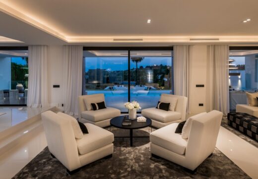 Spectacular villa designed by a well-known award-winning architect located in a privileged setting in the heart of the Golf Valley of Nueva Andalucía, one of the most sought-after residential areas on the Costa del Sol.