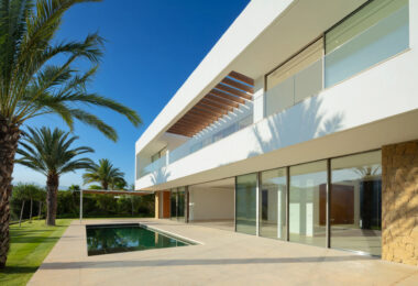 This exquisite villa, nestled beside the Finca Cortesin golf course, presents an extraordinary opportunity for residents to immerse themselves in the lavish Mediterranean lifestyle.
