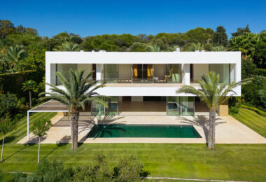This exquisite villa, nestled beside the Finca Cortesin golf course, presents an extraordinary opportunity for residents to immerse themselves in the lavish Mediterranean lifestyle.