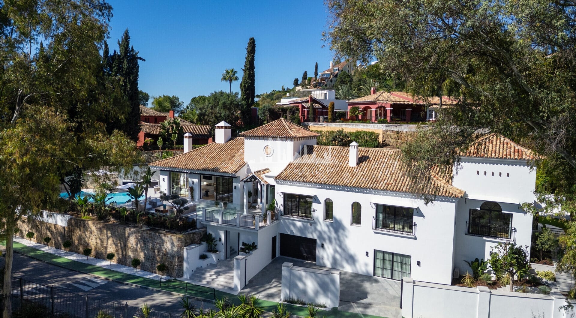 Introducing Herrojo 21, a remarkable villa set in the heart of La Quinta, positioned on a prestigious and elevated frontline golf plot within the secure gated community of El Herrojo Alto.