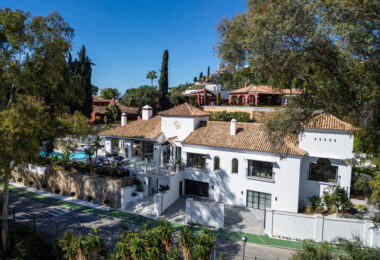 Introducing Herrojo 21, a remarkable villa set in the heart of La Quinta, positioned on a prestigious and elevated frontline golf plot within the secure gated community of El Herrojo Alto.