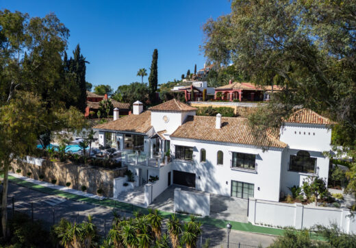 Introducing Herrojo 21, a remarkable villa set in the heart of La Quinta, positioned on a prestigious and elevated frontline golf plot within the secure gated community of El Herrojo Alto.