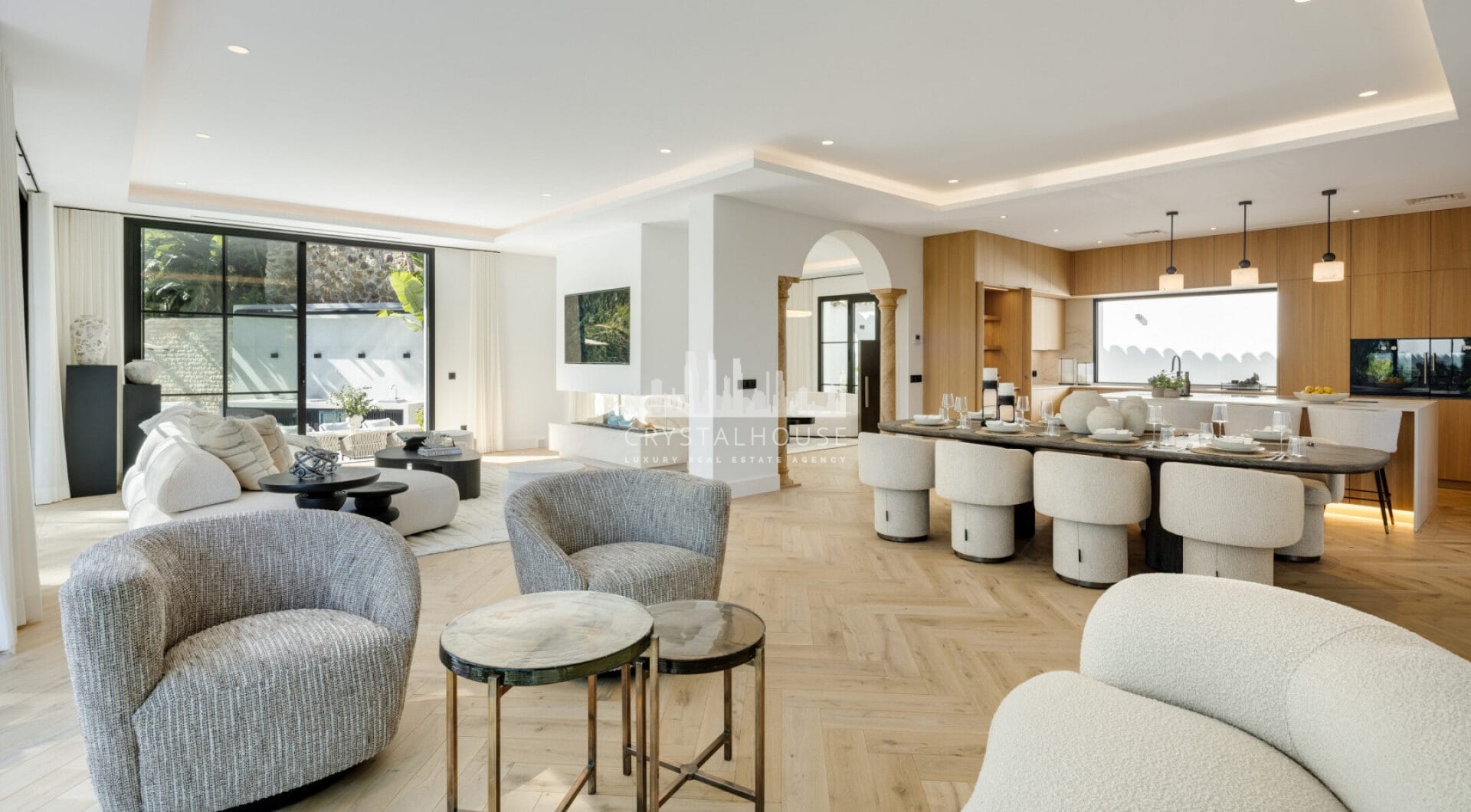Introducing Herrojo 21, a remarkable villa set in the heart of La Quinta, positioned on a prestigious and elevated frontline golf plot within the secure gated community of El Herrojo Alto.