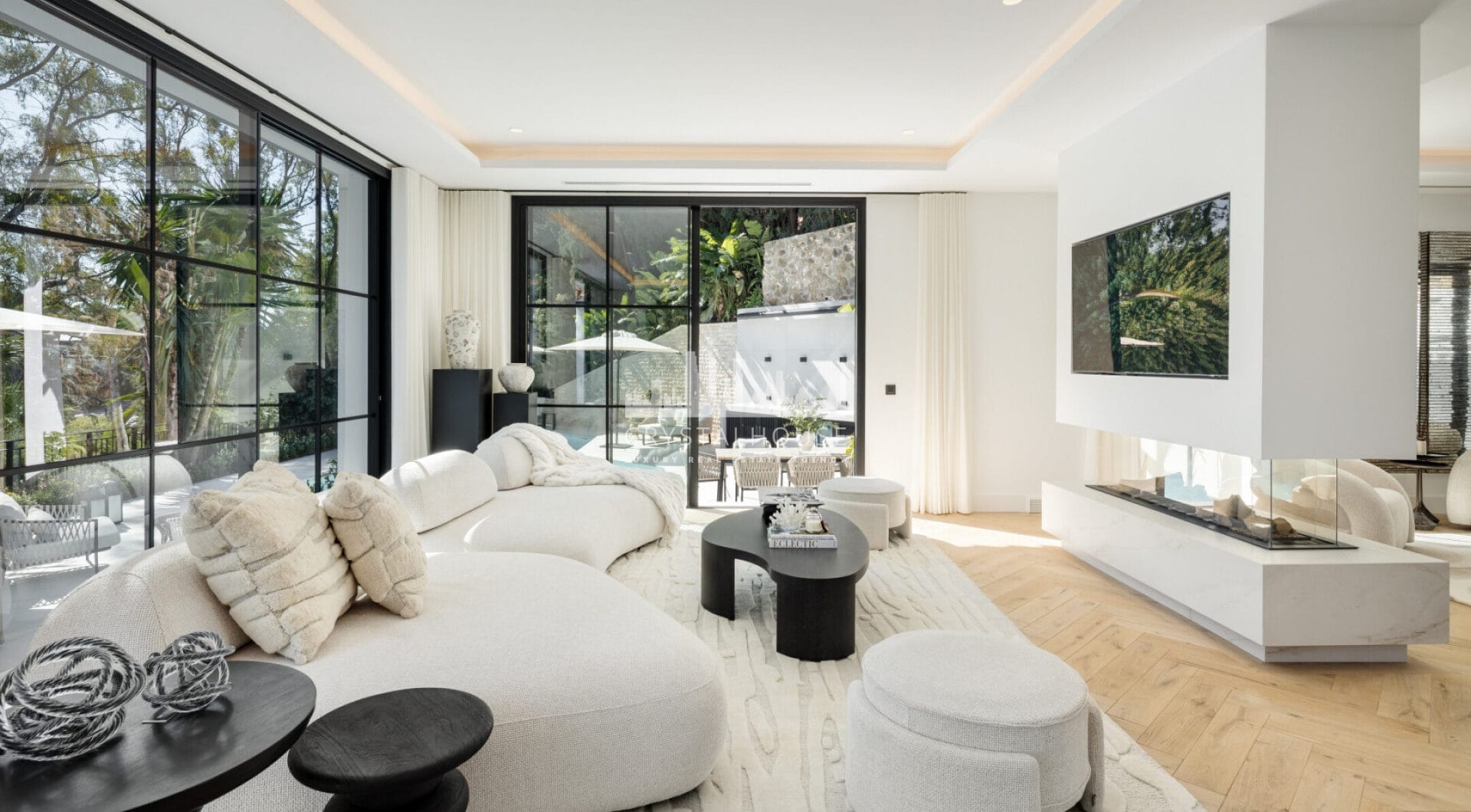 Introducing Herrojo 21, a remarkable villa set in the heart of La Quinta, positioned on a prestigious and elevated frontline golf plot within the secure gated community of El Herrojo Alto.