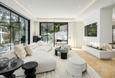 Introducing Herrojo 21, a remarkable villa set in the heart of La Quinta, positioned on a prestigious and elevated frontline golf plot within the secure gated community of El Herrojo Alto.