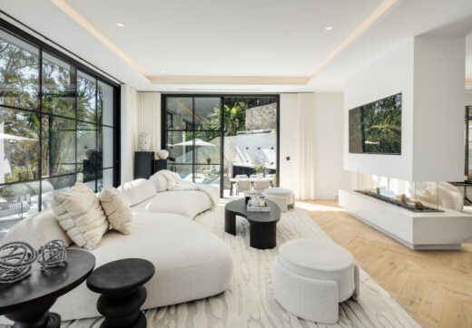 Introducing Herrojo 21, a remarkable villa set in the heart of La Quinta, positioned on a prestigious and elevated frontline golf plot within the secure gated community of El Herrojo Alto.