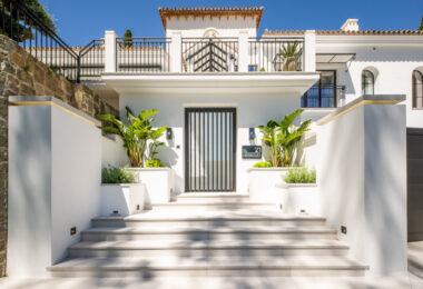 Introducing Herrojo 21, a remarkable villa set in the heart of La Quinta, positioned on a prestigious and elevated frontline golf plot within the secure gated community of El Herrojo Alto.
