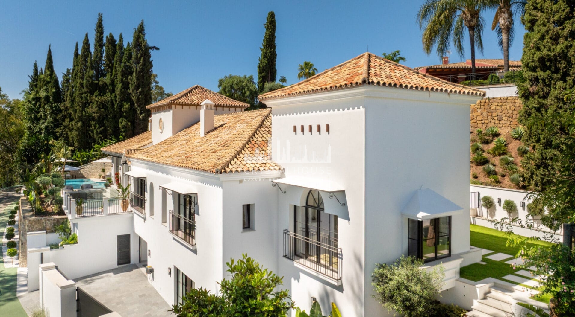 Introducing Herrojo 21, a remarkable villa set in the heart of La Quinta, positioned on a prestigious and elevated frontline golf plot within the secure gated community of El Herrojo Alto.