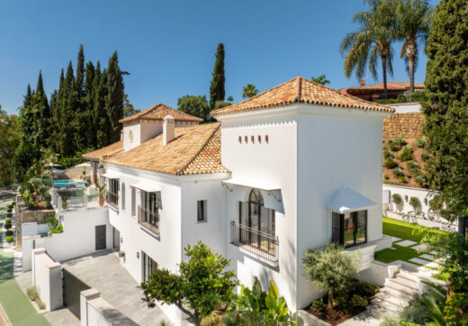 Introducing Herrojo 21, a remarkable villa set in the heart of La Quinta, positioned on a prestigious and elevated frontline golf plot within the secure gated community of El Herrojo Alto.