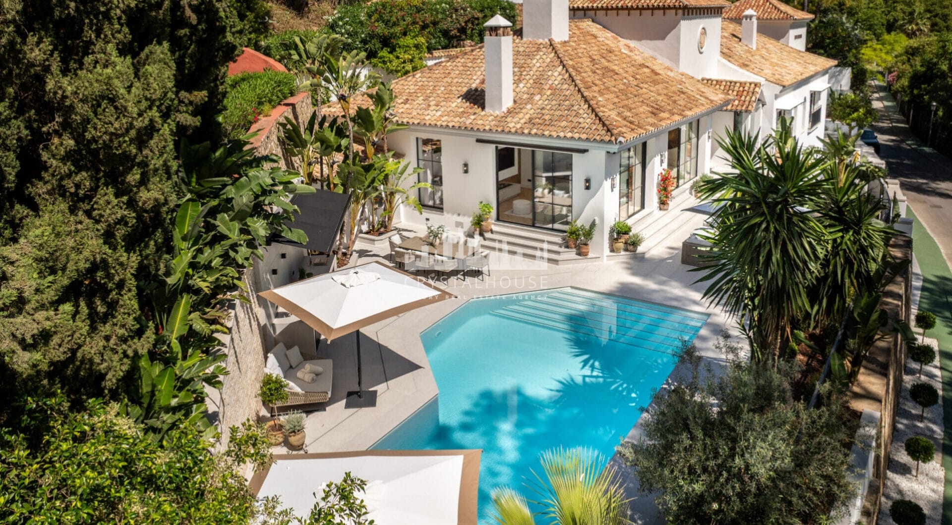 Introducing Herrojo 21, a remarkable villa set in the heart of La Quinta, positioned on a prestigious and elevated frontline golf plot within the secure gated community of El Herrojo Alto.