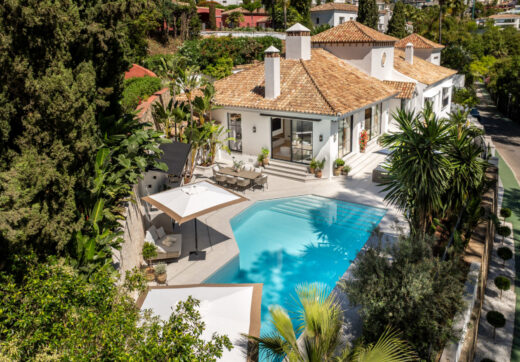 Introducing Herrojo 21, a remarkable villa set in the heart of La Quinta, positioned on a prestigious and elevated frontline golf plot within the secure gated community of El Herrojo Alto.