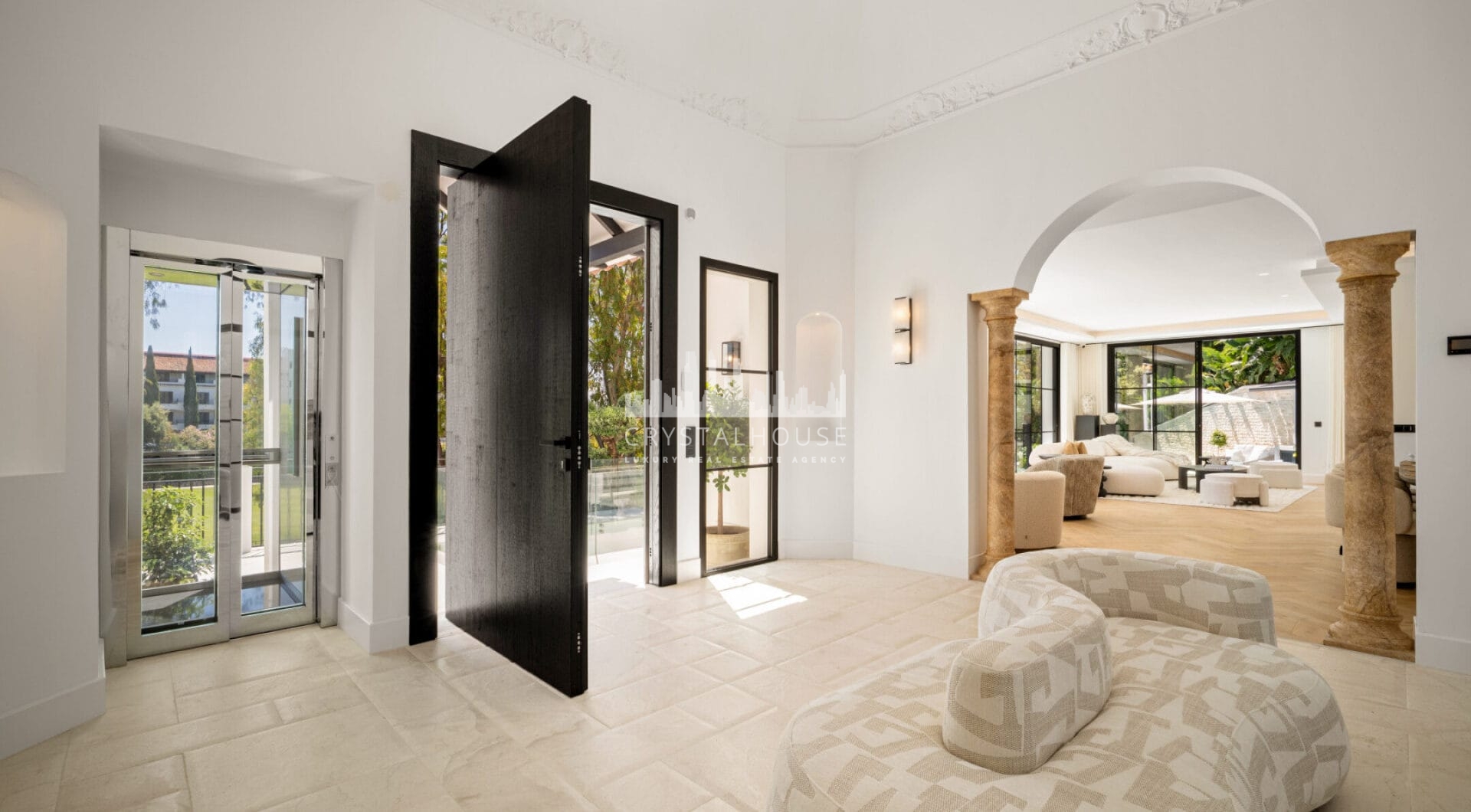 Introducing Herrojo 21, a remarkable villa set in the heart of La Quinta, positioned on a prestigious and elevated frontline golf plot within the secure gated community of El Herrojo Alto.