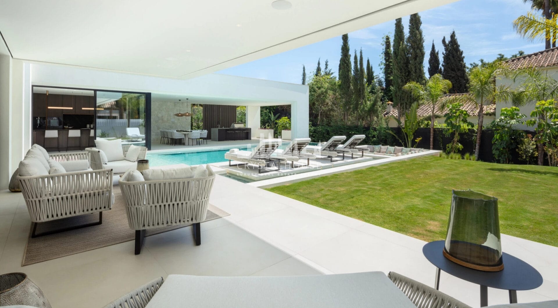 Villa Sirius is a modern villa located in the desirable area of Las Brisas, Nueva Andalucía.