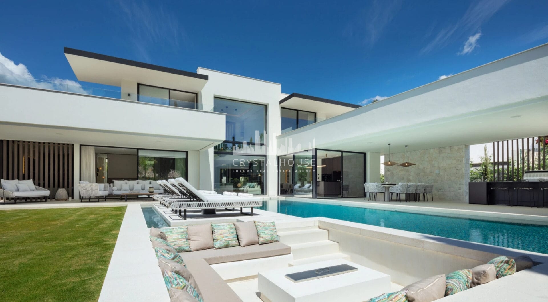 Villa Sirius is a modern villa located in the desirable area of Las Brisas, Nueva Andalucía.