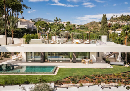 Casa Tesalia is an outstanding design villa which with its frontline golf position is all about entertainment and golf.