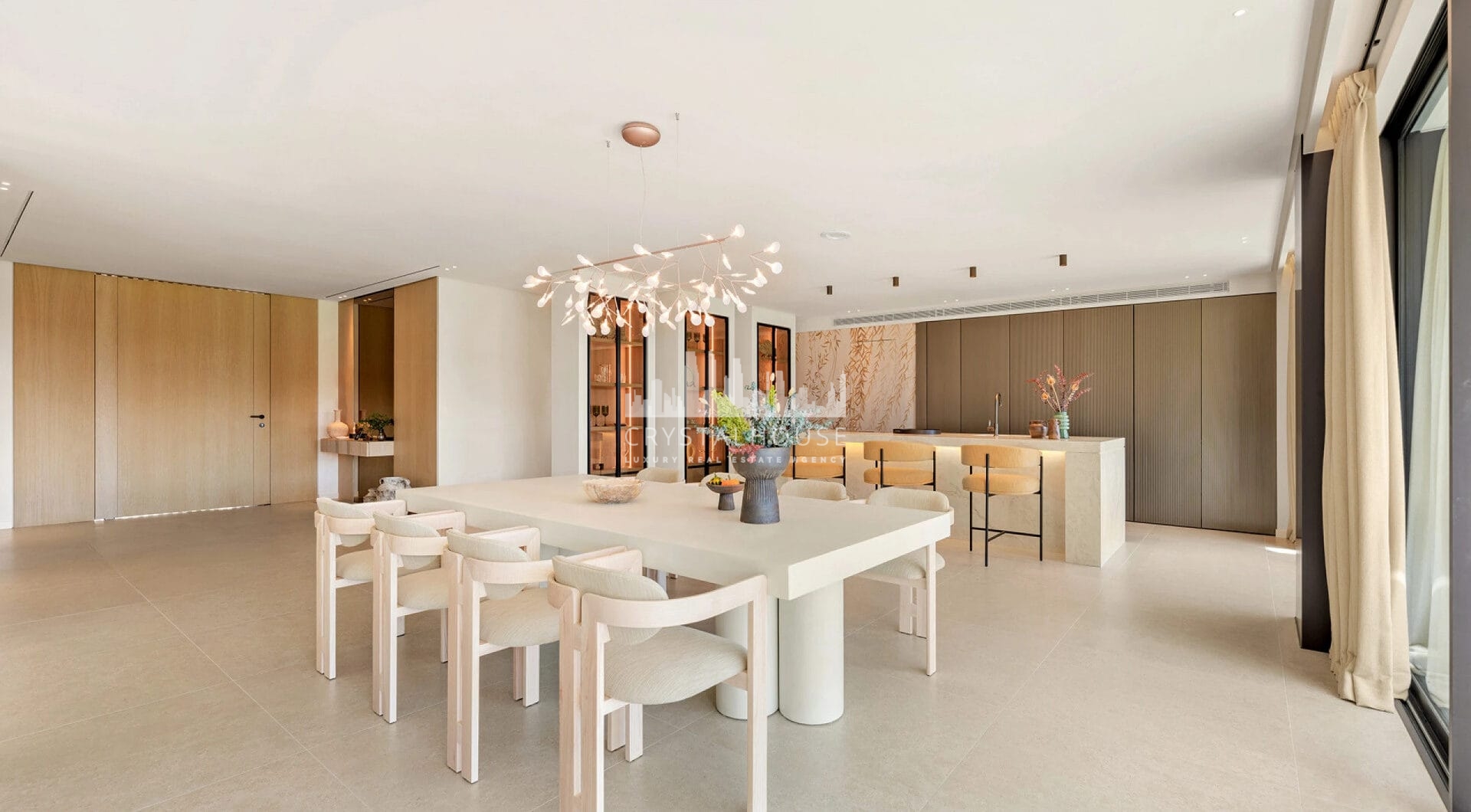 Casa Tesalia is an outstanding design villa which with its frontline golf position is all about entertainment and golf.