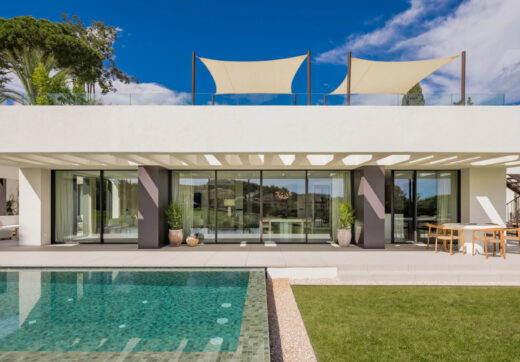 Casa Tesalia is an outstanding design villa which with its frontline golf position is all about entertainment and golf.