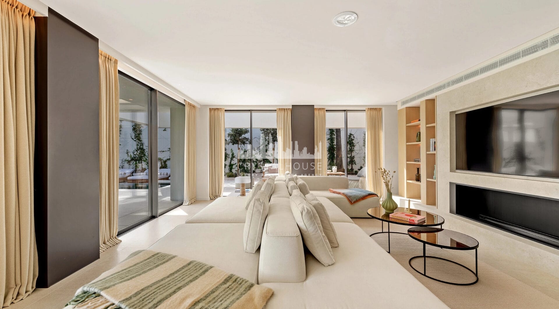 Casa Tesalia is an outstanding design villa which with its frontline golf position is all about entertainment and golf.
