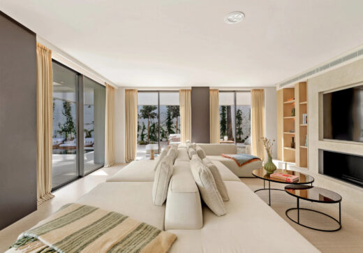 Casa Tesalia is an outstanding design villa which with its frontline golf position is all about entertainment and golf.