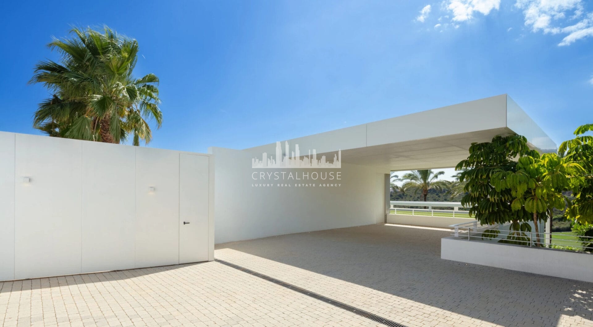 This astonishing villa is the embodiment of luxury golfside living.