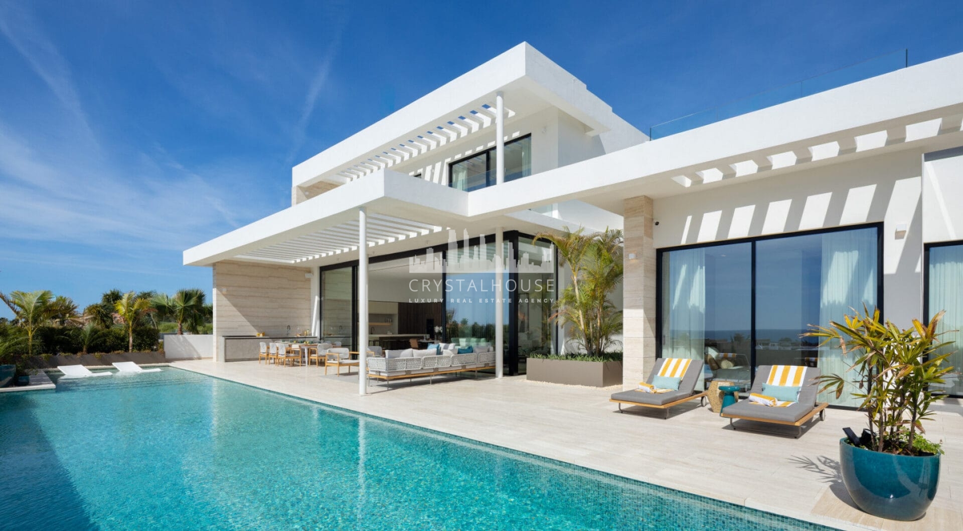 Introducing a brand-new modern villa located in the exclusive gated community of Los Flamingos, Benahavís.