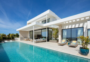 Introducing a brand-new modern villa located in the exclusive gated community of Los Flamingos, Benahavís.