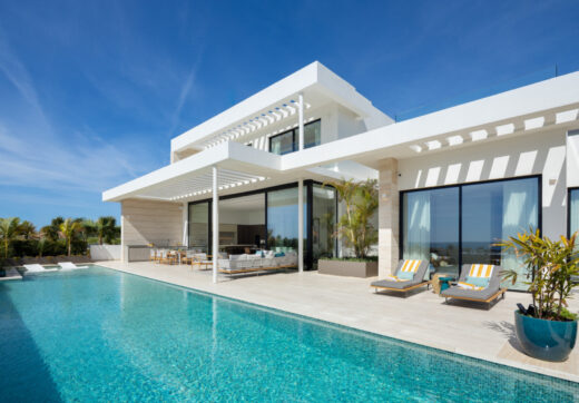 Introducing a brand-new modern villa located in the exclusive gated community of Los Flamingos, Benahavís.