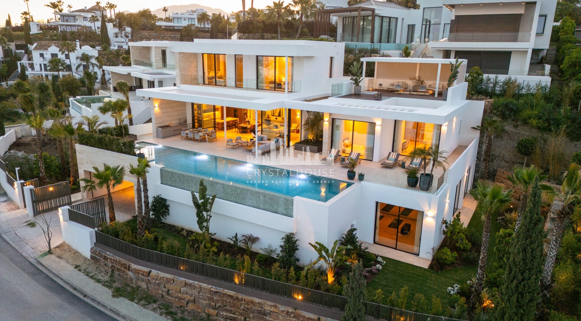 Introducing a brand-new modern villa located in the exclusive gated community of Los Flamingos, Benahavís.
