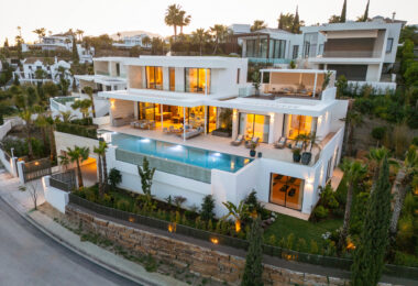 Introducing a brand-new modern villa located in the exclusive gated community of Los Flamingos, Benahavís.