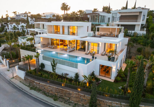 Introducing a brand-new modern villa located in the exclusive gated community of Los Flamingos, Benahavís.