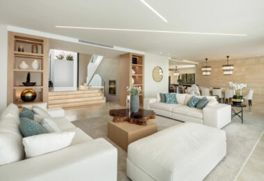 Perched elegantly in El Paraiso, this contemporary villa unveils breathtaking panoramic views from its elevated vantage point.