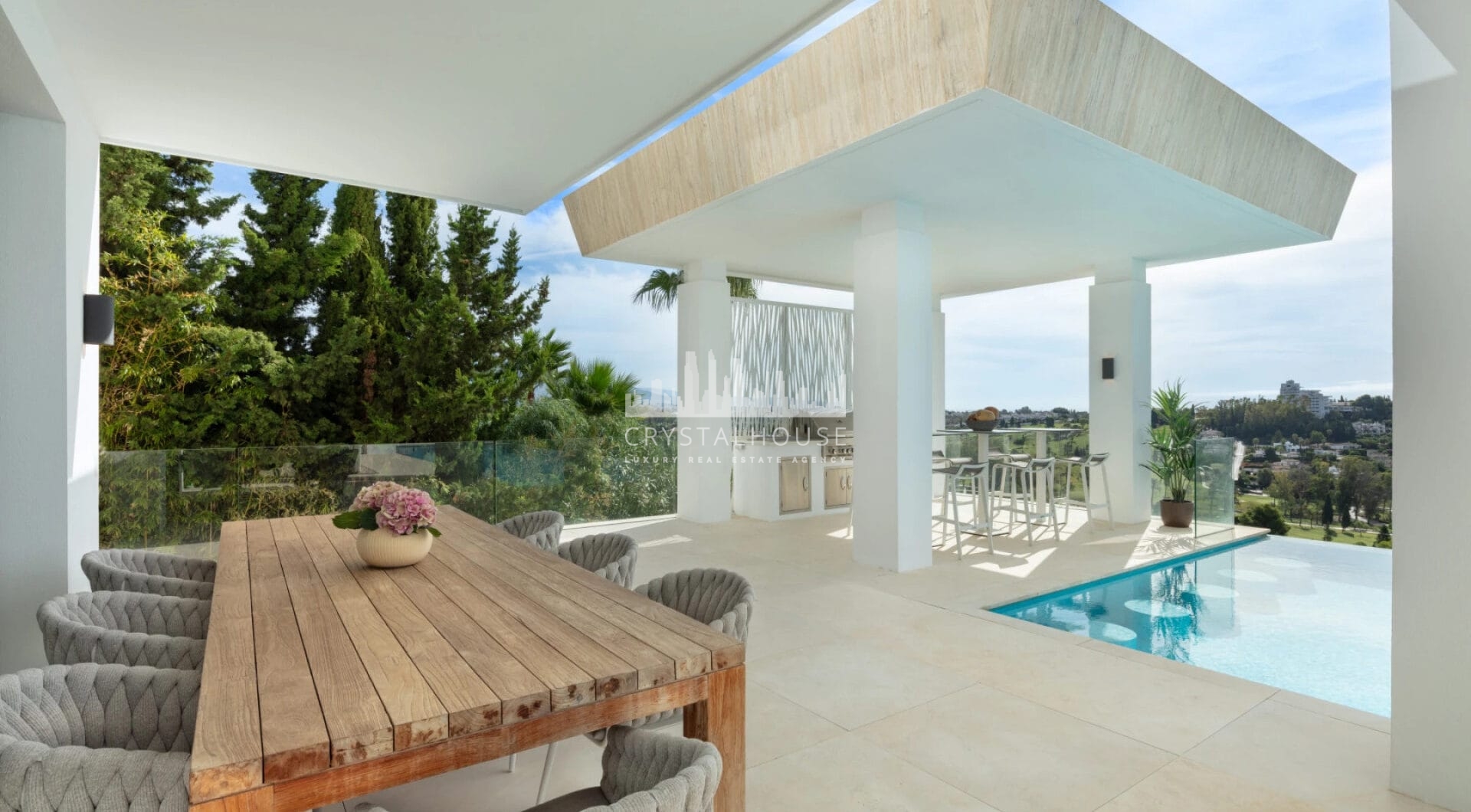 Perched elegantly in El Paraiso, this contemporary villa unveils breathtaking panoramic views from its elevated vantage point.
