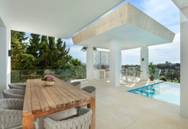 Perched elegantly in El Paraiso, this contemporary villa unveils breathtaking panoramic views from its elevated vantage point.
