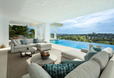 Perched elegantly in El Paraiso, this contemporary villa unveils breathtaking panoramic views from its elevated vantage point.
