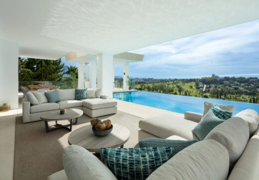 Perched elegantly in El Paraiso, this contemporary villa unveils breathtaking panoramic views from its elevated vantage point.