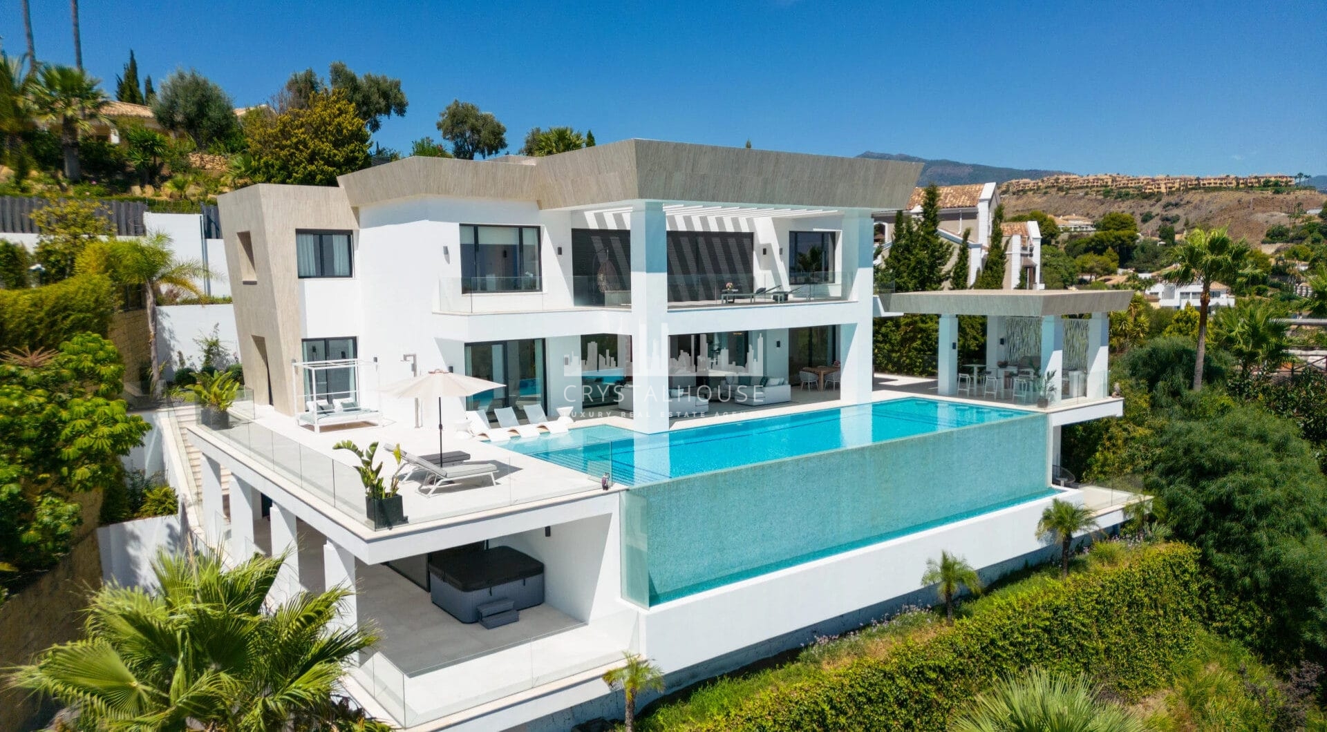 Perched elegantly in El Paraiso, this contemporary villa unveils breathtaking panoramic views from its elevated vantage point.