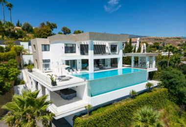 Perched elegantly in El Paraiso, this contemporary villa unveils breathtaking panoramic views from its elevated vantage point.