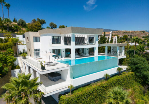 Perched elegantly in El Paraiso, this contemporary villa unveils breathtaking panoramic views from its elevated vantage point.