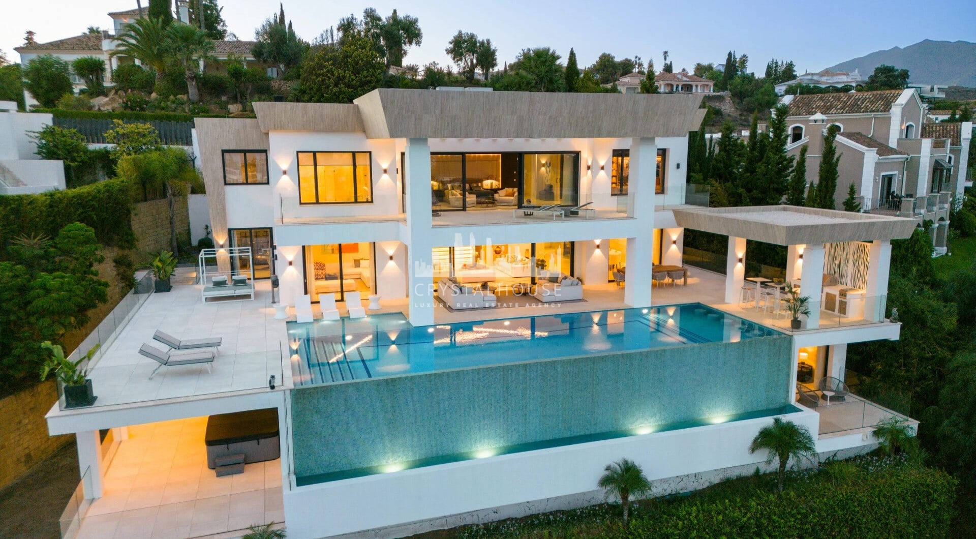Perched elegantly in El Paraiso, this contemporary villa unveils breathtaking panoramic views from its elevated vantage point.