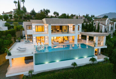 Perched elegantly in El Paraiso, this contemporary villa unveils breathtaking panoramic views from its elevated vantage point.