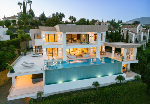 Perched elegantly in El Paraiso, this contemporary villa unveils breathtaking panoramic views from its elevated vantage point.
