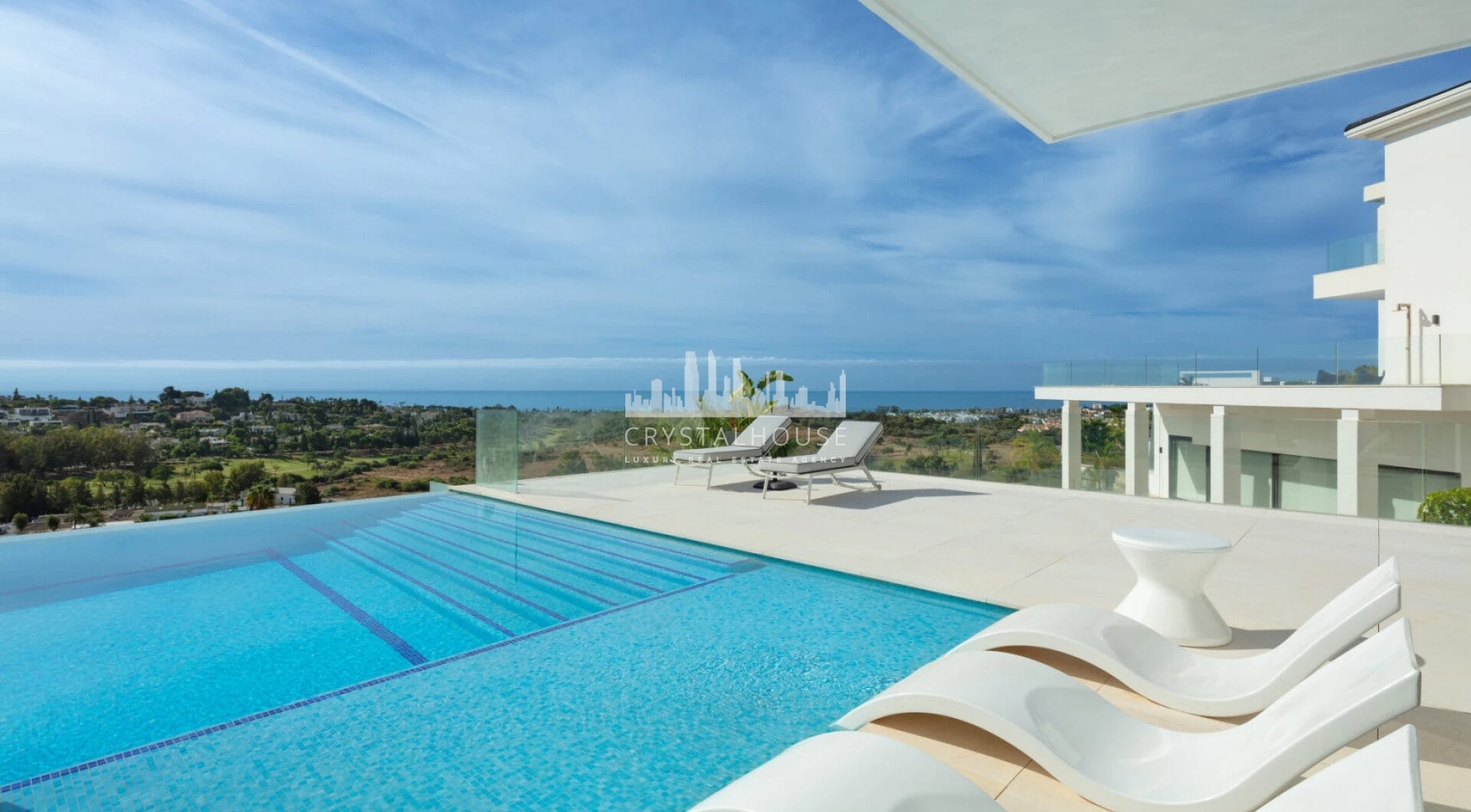 Perched elegantly in El Paraiso, this contemporary villa unveils breathtaking panoramic views from its elevated vantage point.