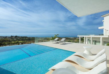 Perched elegantly in El Paraiso, this contemporary villa unveils breathtaking panoramic views from its elevated vantage point.