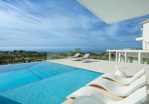 Perched elegantly in El Paraiso, this contemporary villa unveils breathtaking panoramic views from its elevated vantage point.